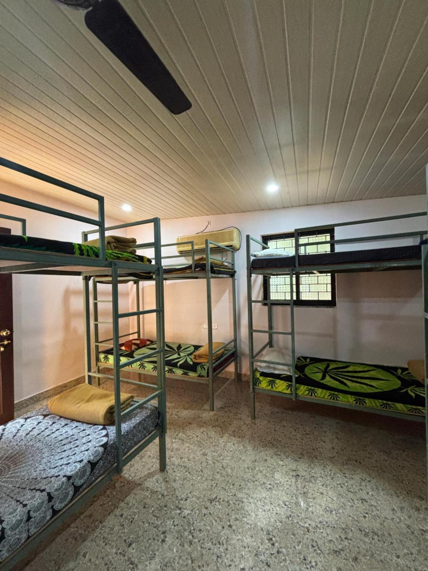 Tamasha Goa Vagator Hostel Room photo